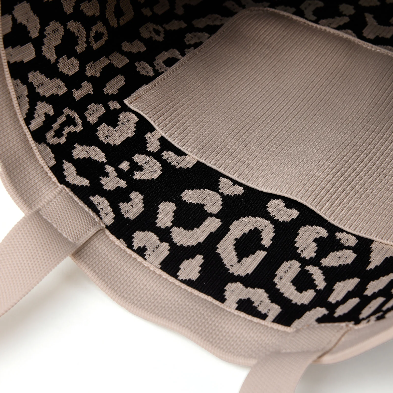 Tote bag in Leopard - Image 3